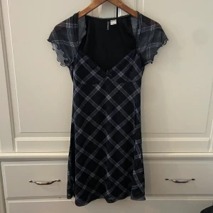 H&M klänning - Klänning köpt från Hm, använd en gång.