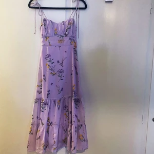 Sommarklänning  - Vacker somrig klänning i syrenlila. Perfekt för midsommar   Gratis frakt 