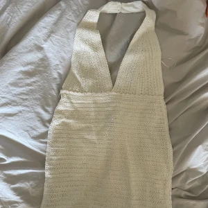 Gina klänning - Klänning från Gina tricot som aldrig är använd! Den är virkad och supergullig men aldrig kommit till användning. Nypris var 599kr