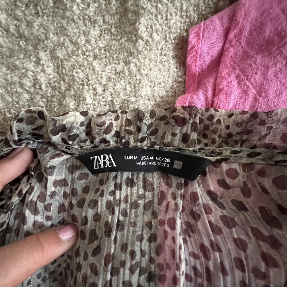 Säljer denna klänning i leopard från Zara❤️‍🩹❤️‍🩹(Första bilden lånad) Det är en M men den är töjbar i midjan och skulle därför säga att den passar en S också!  Pris kan diskuteras💕. Klänningar.