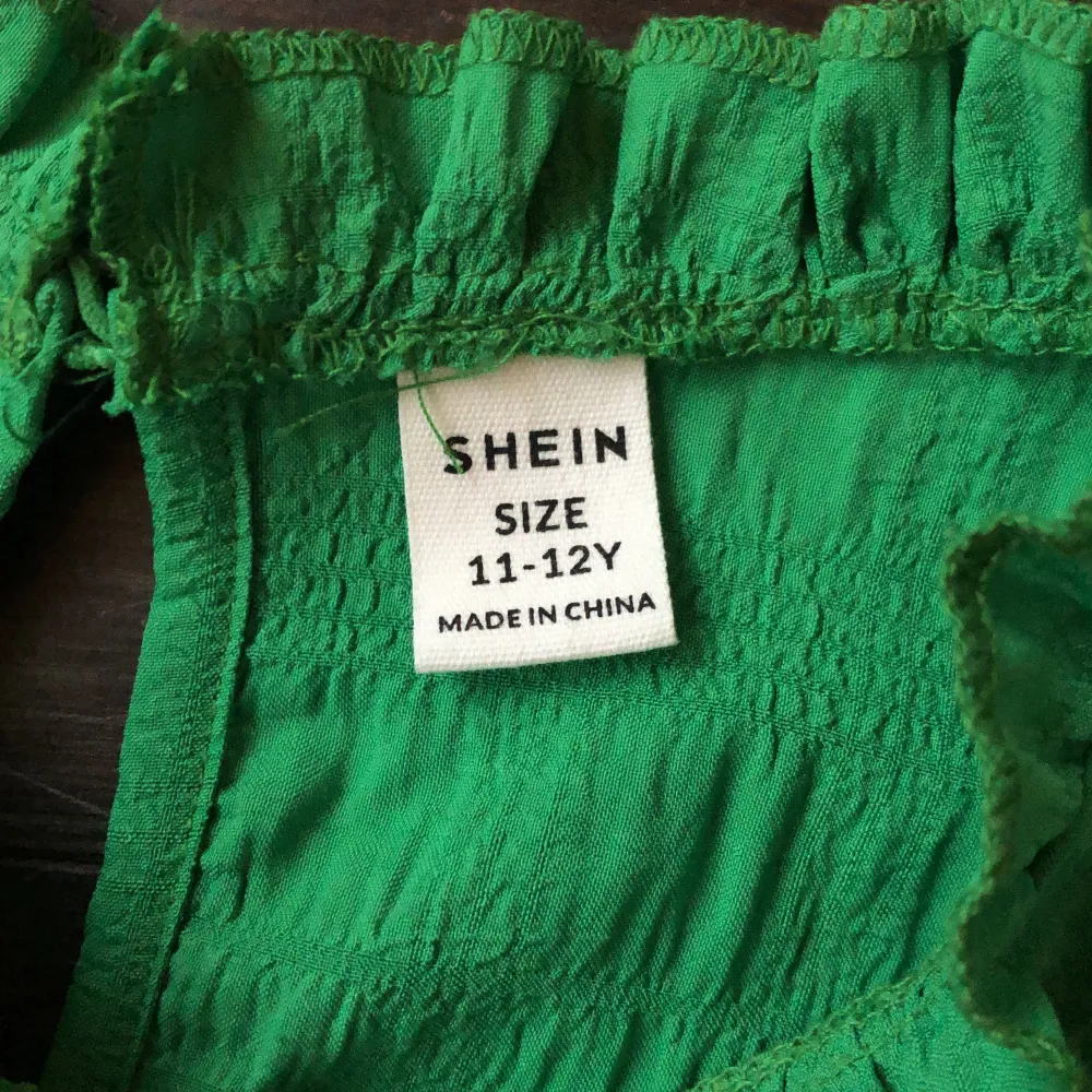 Fin grön T-shirt från shein💕i storlek 11-12 och knappt blivit använd💕. T-shirts.