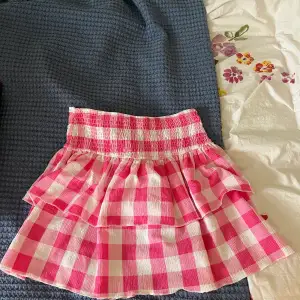 Så fin och härlig kjol till sommaren! Använd sparsamt och storlek M, i nyskick💕
