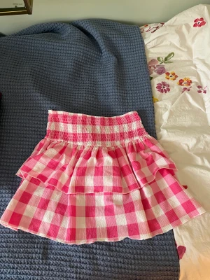 Kjol - Så fin och härlig kjol till sommaren! Använd sparsamt och storlek M, i nyskick💕