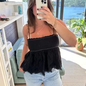 Linne - Ett svart linne från zara, säljer då jag aldrig använder det längre. Köpte förra året! Bra skick förutom att jag har behövt sy om ett av axelbanden då det gick av ☺️
