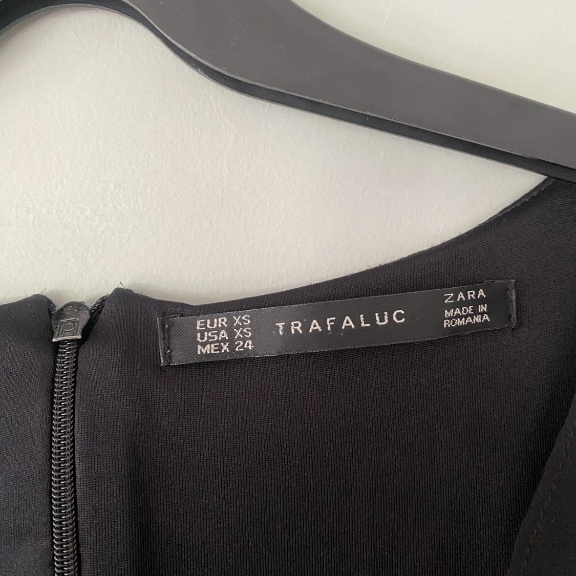 V ringad figursydd klänning - 91