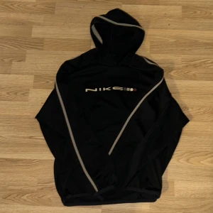 Vintage Nike tränings hoodie  - Omsydd i botten för en bättre fit, storleken säger Xl men funkar från M som overzised cond 8/10