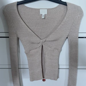 Beige topp - Hör av dig vid frågor🫶🏼