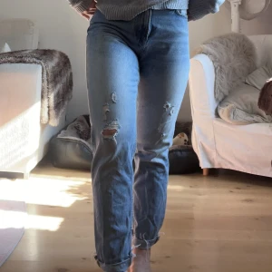 Jeans  - Momjeans från Nelly. Använd fåtal gånger. Jeanstyget är mer riktigt så inte jättemycket stretch  Storlek W26 (något små i storlek då jag brukar ha 24-25) 