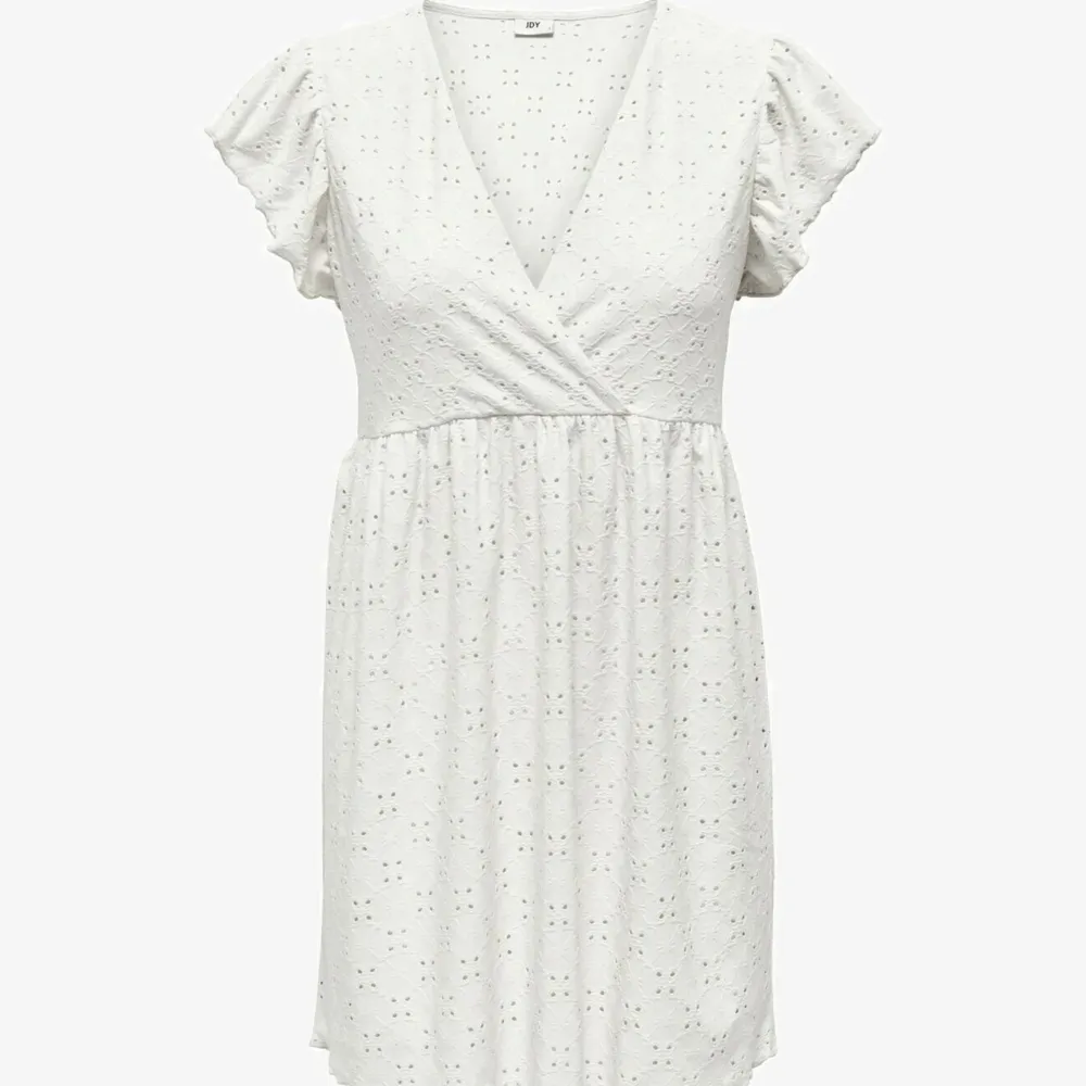 Säljer denna jätte söta vita klänningen perfekt till midsommar!! Den är helt ny och aldrig använd 🎀 Köpt för 360 kr🌟🌟. Klänningar.