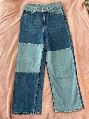 Monki jeans strl 25 - Jättefina Monkijeans strl 25. Använda Max 5 gånger, helt felfria. Innerbenslängd 64 cm, midjan rakt över 34 cm.