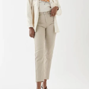 Beigea jeans - Beigea jeans från Gina tricot. Straight och High Waist. Använda endast ett fåtal gånger, väldigt bra skick. Fråga om fler bilder önskas. Storlek 34