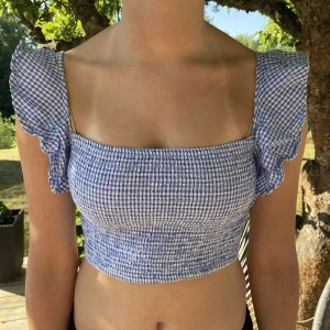 Gulligt linne - Säljer detta jättegulliga linnet i ett blått och vitt rutmönster. Det är knappast använt och är därför som nytt utan tecken på användning😊