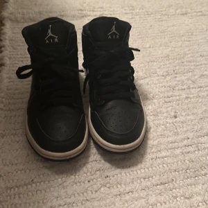 Air 1 mid jordans  - Säljer mina Air jordens då dom blivit för små. Dom är använda några fåtals gånger. Dom är väldigt svåra att få tag i då dom ofta är slutsålda.