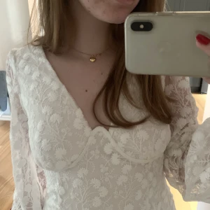 Klänning - Säljer denna fina vita klänning. Den är aldrig använd. Köptes för 700kr. Perfekt till student😍