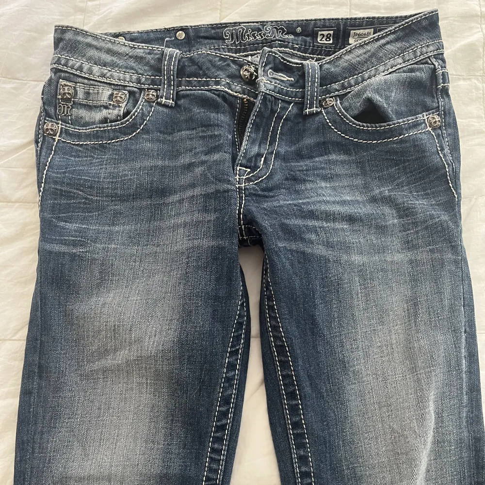 Skit snygga jeans från miss me 💗storlek 28, byter gärna mot zadig väska! Modellen är skinny  Midjemått:74 Innerbenslängd:79. Jeans & Byxor.
