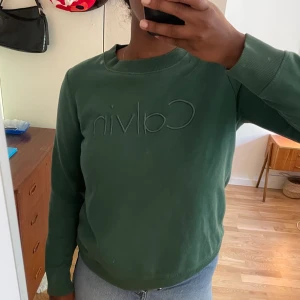 Calvin Klein Sweatshirt - Äkta Calvin Klein sweatshirt i vintage stil köpt på åhléns, strl M o kan has snyggt oversize ✨ köpare står för frakt