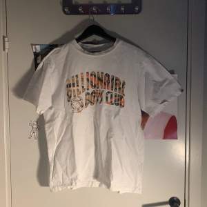 Billionare boys club t-shirt Köpt för 1000 kr. Använd men inga skador. Pris kan diskuteras 