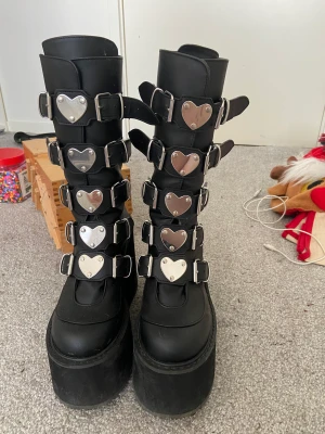 demonia skor swing 230 - nästan aldrig använda och väldigt bra skick