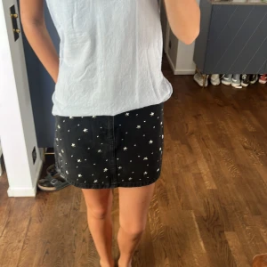 Jeanskjol - Säljer denna coola kjol med stjärn och nit detaljer på som jag inte fått användning för. Den ör i bra skick.