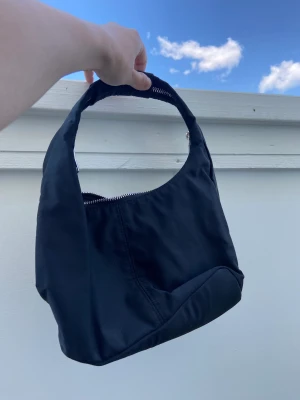 Handväska - weekday  - Aldrig använd 