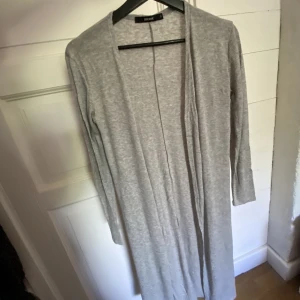 Grå cardigan - Använd men i gott skick, jag är 162cm så ganska lång på mig