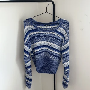 Stickad tröja  - Säljer denna skitfina stickade tröjan som är perfekt till sommaren.  Använd fåtal gånger och är i fint skick.  skriv vid intresse, pris kan diskuteras💕