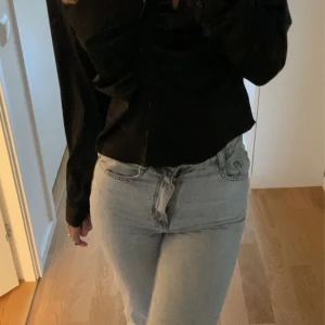 Gråa jeans - Ett par skit snygga zara jeans som jag säljer pågrund av att de är lite för svamp för mig.