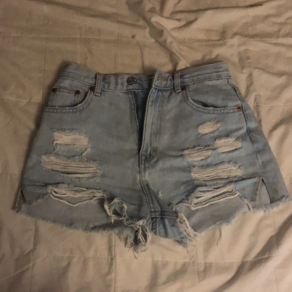 Jeansshorts från pull&bear säljer de då är för små för mig . Shorts.