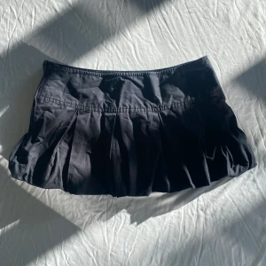 Lågmidjad minikjol  - Så snygg lågmidjad minikjol! Kommer lägga upp mått senare. Köps helst via köp nu 💋