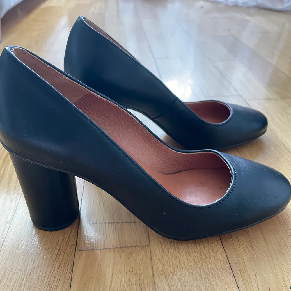 Material: hela skon i läder (se sista bild) Märke:sixtyseven Skick: nya Klackhöjd: 8cm. Kengät.