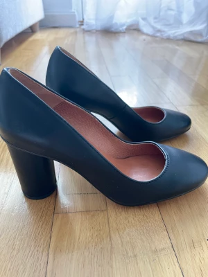Läder pumps  - Material: hela skon i läder (se sista bild)  Märke:sixtyseven  Skick: nya   Klackhöjd: 8cm