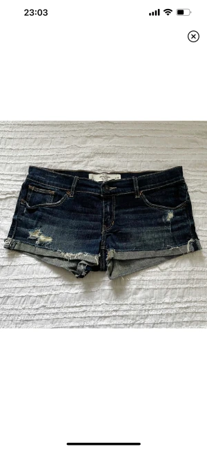 Jeans shorts  - Säljer ett par jeansshorts från Abercrombie & Fitch, använda men i bra skick. Storlek 6 (W28). Midjemått ca. 40 cm rakt över. Använd gärna KÖP NU om du vill köpa. Priset går inte att diskutera.