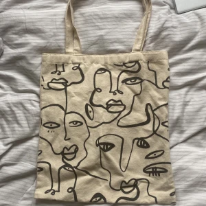 Beige tygkasse - Superfin beige tygkasse med svart mönster på🤩säljer då den ej kommer till användning🙌🏼