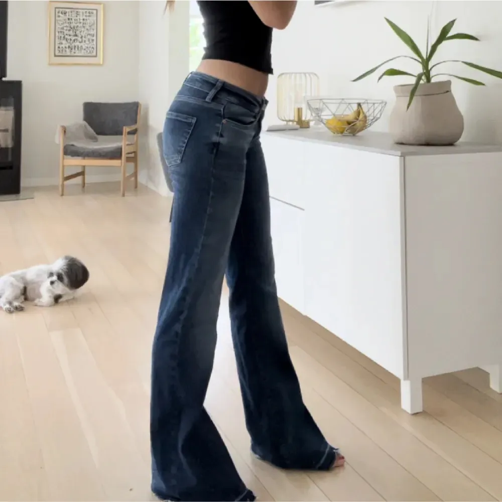 Säljer ett par lågmidjade jeans då de är för små, aldrig använda Innerbenslängd: 84cm Midjemått: 71cm - FÖRST TILL KVARN köp med köp nu funktionen 🤩. Jeans & Byxor.