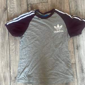 En Adidas T-shirt bra skick (riktig) storlek xs 