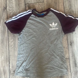 Adidas T-shirt  - En Adidas T-shirt bra skick (riktig) storlek xs 