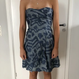 Matthew Williamson klänning - Jättefin klänning från Matthew Williamson! Aldrig använd🥰