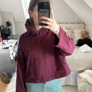 Acne hoodie - Så fin acne hoodie, croppad modell och vinröd❤️‍🔥❤️‍🔥 så fin och på andra bilden ser man acne märket mer tydligt! Står storlek xxs men jag är en s/m och den är overzised på mig!
