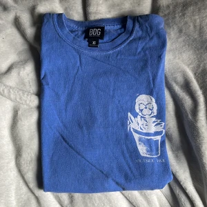 T-shirt - Cool t-shirt med truck både fram och bak. Den är lite stor på mig så väljer istället att sälja