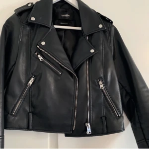 Skinnjacka  - Skinnjacka som jag köpte för 2 år sen som bara legat i garderoben. Perfekt nu till hösten💓💓