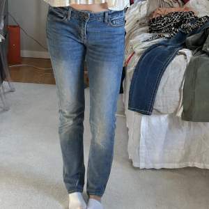 Lågmidjade raka jeans i snygg blå tvätt från weekday! Gammal modell💖 jag är 175 och därav är dem lite korta på mig! W28 L32