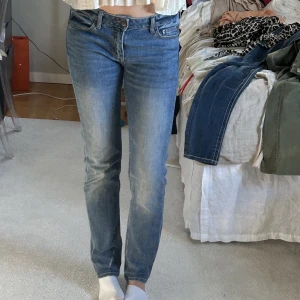 Lågmidjade jeans - Lågmidjade raka jeans i snygg blå tvätt från weekday! Gammal modell💖 jag är 175 och därav är dem lite korta på mig! W28 L32