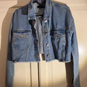 Croppad jeansjacka - Croppad jeansjacka i storlek 34 från Missguided