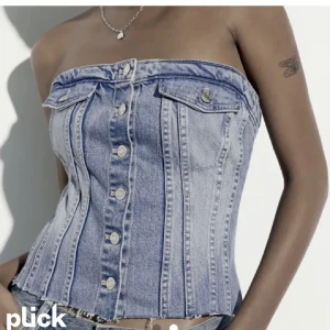 Jeans topp - Hej säljer min jeans topp, nästan aldrig använd i super bra skick, kom privat för fler bilder och köparen står för frakten 