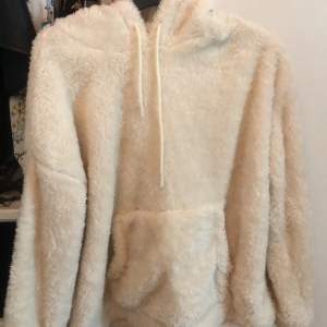 Vit fluffig hoodie från H&M  Endast provad en gång, nyskick Med luva + ficka där fram