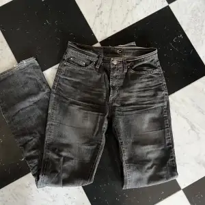 Mörk gråa straight vintage jeans från Just Cavalli. Storlek 24/38 (motsvarar en XS skulle jag säga).☺️