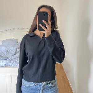 Svart topp  - Säljer denna svarta topp som fungerar till alla tillfällen!! 120 kr + frakt 