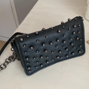 Zaraväska  - Säljer denna superfina väskan med pärlor från zara. Har använt den en hel del sedan jag köpte den förra året, men den är i fint och fräscht skick. Måtten på väskan är cirka 19x10 cm. Köp gärna via köp nu! 