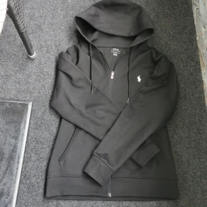 Raplh Lauren Zip Hoodie - Använt den typ 1 vecka säljer den för att den va lite för stor. Den är i perfekt skick. Pris kan diskuteras vid snabb affär