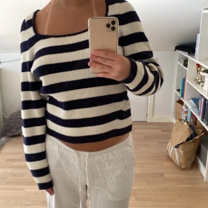 Stickad tröja - Säljer denna superfina randiga stickade tröjan ifrån Mango som inte säljs längre! Inga defekter!